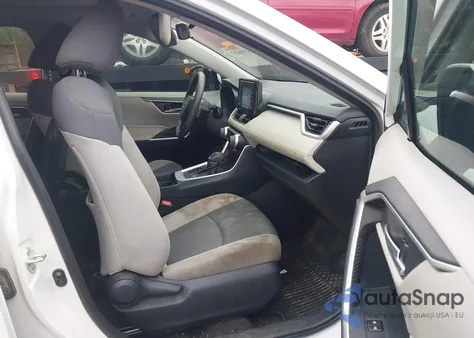 2019 Toyota Rav4 Xle z USA, uszkodzony, nr VIN 2T3W1RFV8KW038251